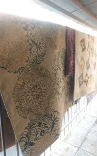 تعدادی فرش در رنگ وطرح واندازه های مختلف وفرش
