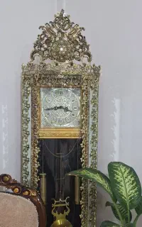 بوفه و ساعت برنزی