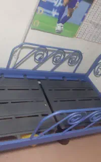 تخت فلزی