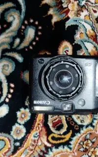 دوربین عکاسی کنون و شارژر باتری