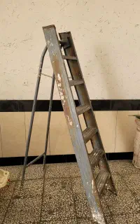 نردبان فلزی ۲ متری