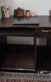 میز تحریر و کامپیوتر