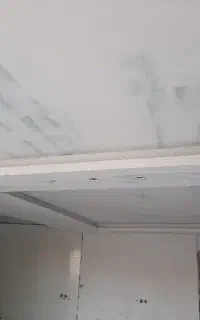 کارگر نقاش ساختمان