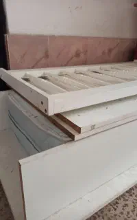 تخت کنار مادر