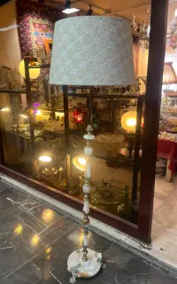 آباژور کنار میز انتیک اصل