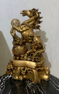 تعدادی مجسمه همگی سالم
