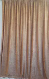 پرده مخمل وساعت دیواری