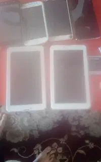 دو عدد تبلیت وچهارعدد گوشی
