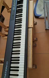 پیانو و میدی کنترلر M-Audio