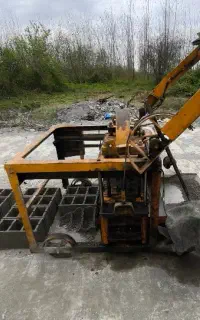 ۲ نفر استاد کار بلوک زن ماهر و کارگر ساده