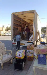 کارگر برای جابجایی اساس منزل