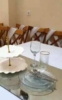 ظروف آشپزخانه و یک عدد لوستر کریستالی