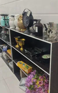 میز و قفسه چوبی