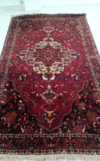 دو فرش دست بافت