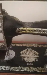 چرخ خیاطی وساعت دیواری