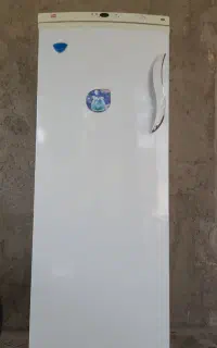 یک‌دستگاه‌یخچال‌فریزر‌درحدنو‌به‌فروش‌میرسد