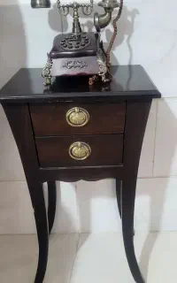 تلفن بهمراه میز
