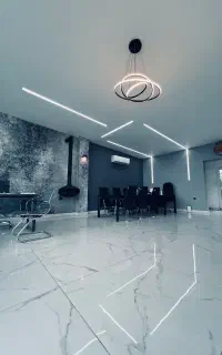 منشی و همکار خانم در دفتر املاک و معماری