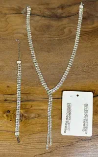 سرویس سفید بسیار نمادار