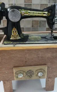 دو عدد چرخ خیاطی صنعتی و قدیمی