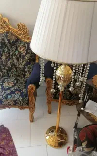 آباژور ایستاده