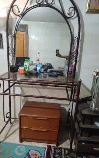 آینه فرفوژه باعسلی زیرش