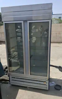 یخچال بزرگ مغازه ایستاده