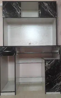 میز تحریر و کامپیوتر