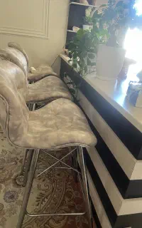 صندلی چرم پایه استیل