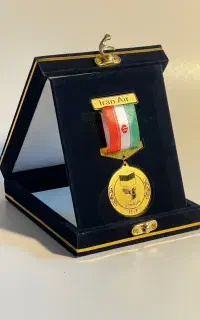 بج سینه،لوح تقدیر،تندیس