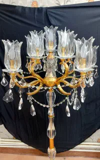 چراغ کنار سالنی و میز برنز و لوستر برنزی