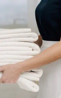 به یک نفر نظافتچی خانم در سالن زیبایی