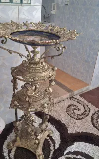 کنار سالنی بزرگ ومیز تی وی طرح برنز