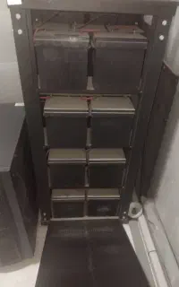 یو پی اس سی کا وا همراه با جعبه ی باتری