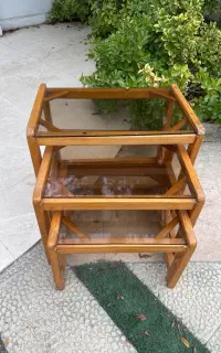 میز عسلی و ساعت دیواری