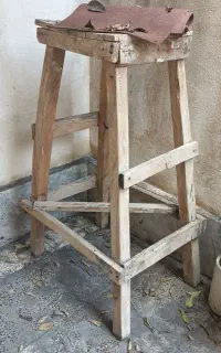 یک عدد چهار پایه بلند چوبی