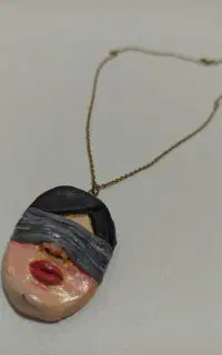 گردنبند دختر چشم بسته