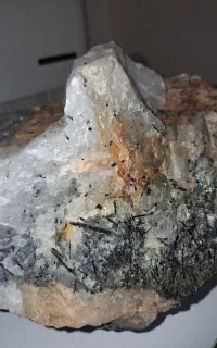 کوارتز ترمالین دار