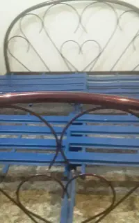 تخت خواب فلزی دونفره ویک عدد تشک یک نفره