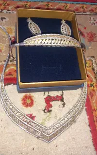 یک سرویس نقره گوشواره دستبند گردنبند