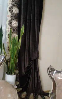 کنار پرده ایی مخمل