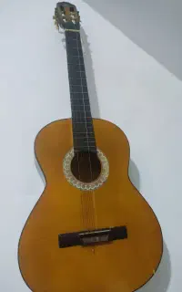 گیتار سالم تمیز.  1/900