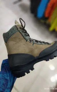 کفش کوهنوردی Lowa قهوه‌ای رنگ. آلمان