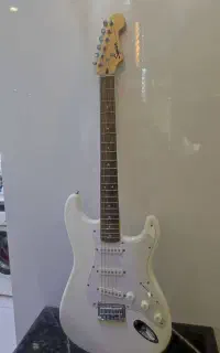 گیتار الکتریک در حد نو