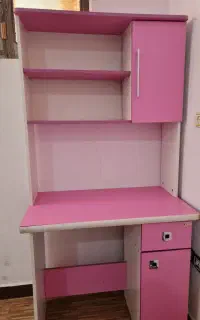 میز تحریر و کتابخانه کودک