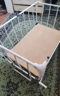تخت کنار مادر