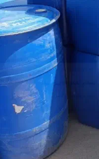 تعدادی بشکه ۲۲۰ لیتری