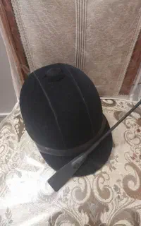 کلاه و شلاق اسب سواری