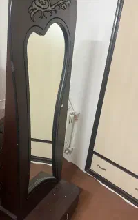 تخت خواب دو نفره با اینه کنار تخت