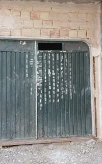 درب گاراژ و حیاط